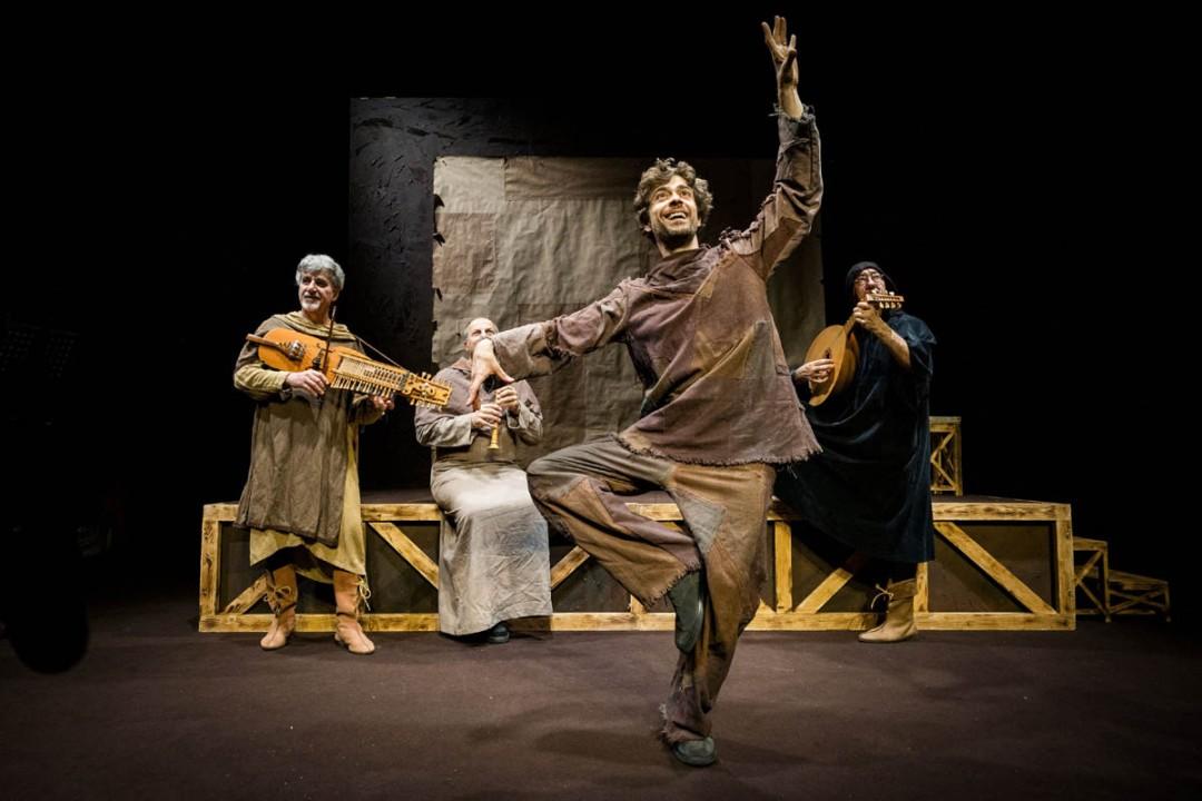 Giovanni Scifoni in scena nello spettacolo FRA’ – San Francesco, la superstar del Medioevo
