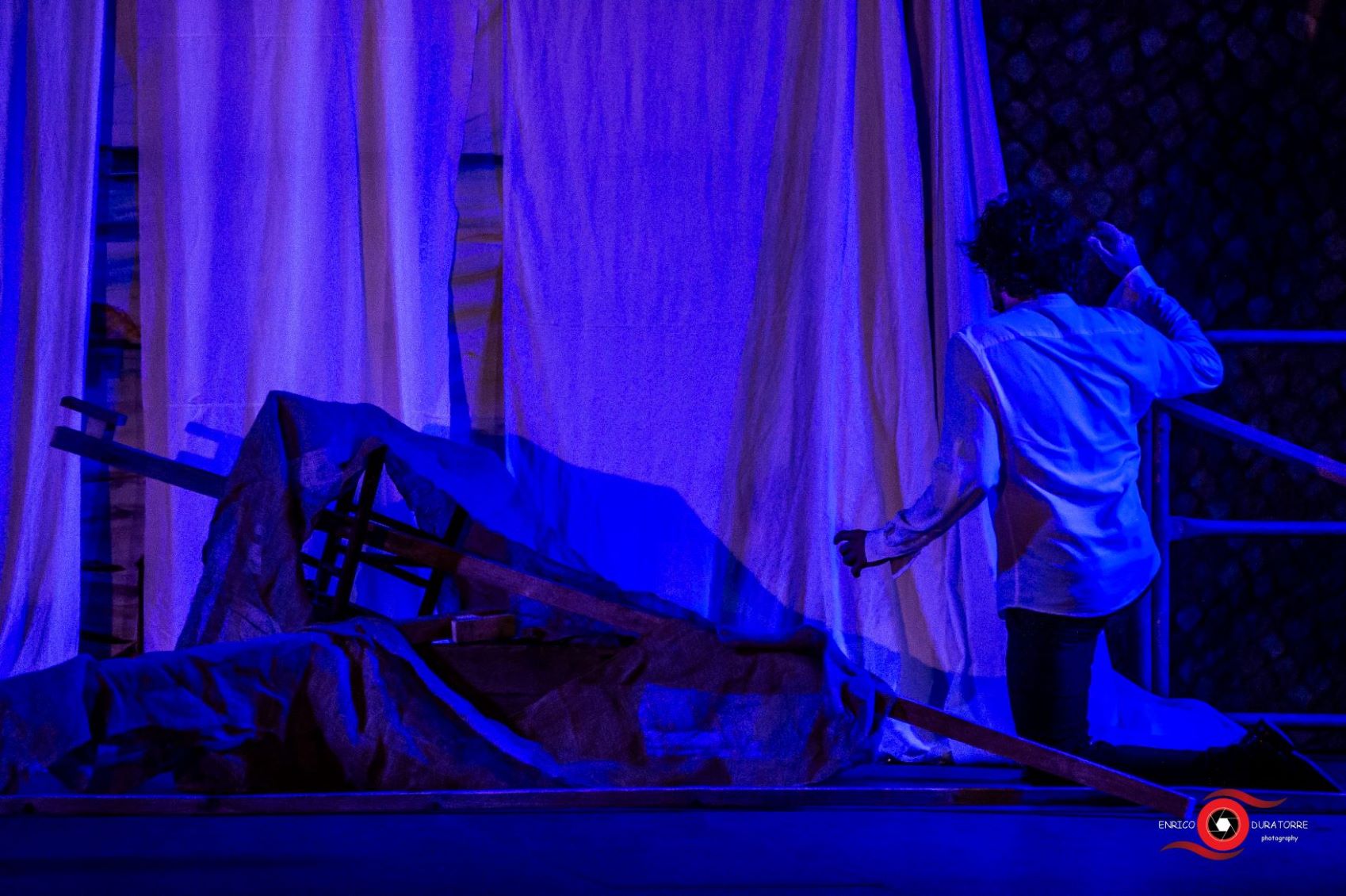 “Senza Titolo”, quando il teatro mette in scena se stesso: a Roma lo spettacolo di Gianluca Lombardi