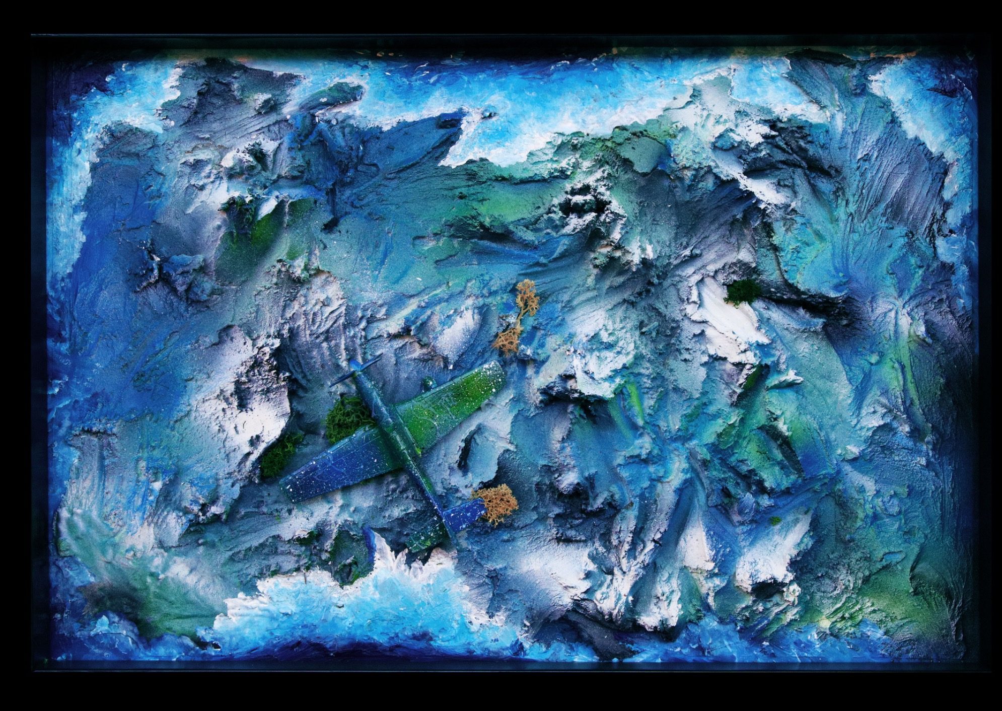 Opera pittorica astratta nei toni del blu con forme materiche