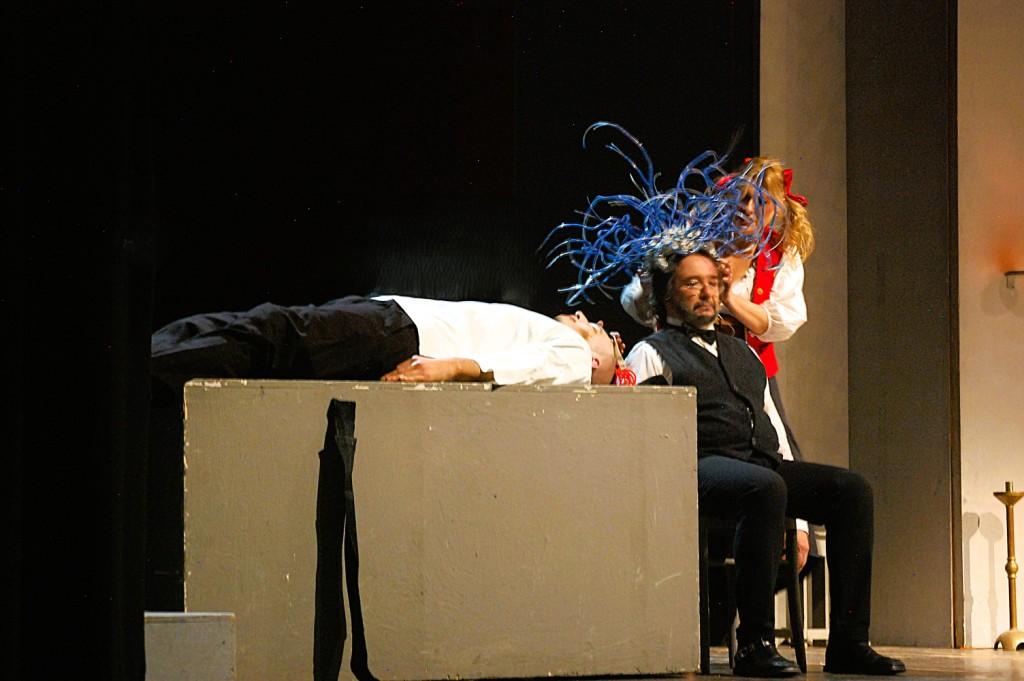 Scena della commedia Il colpo gobbo del dr. Frankenstin di Nautilus Cantiere Teatrale