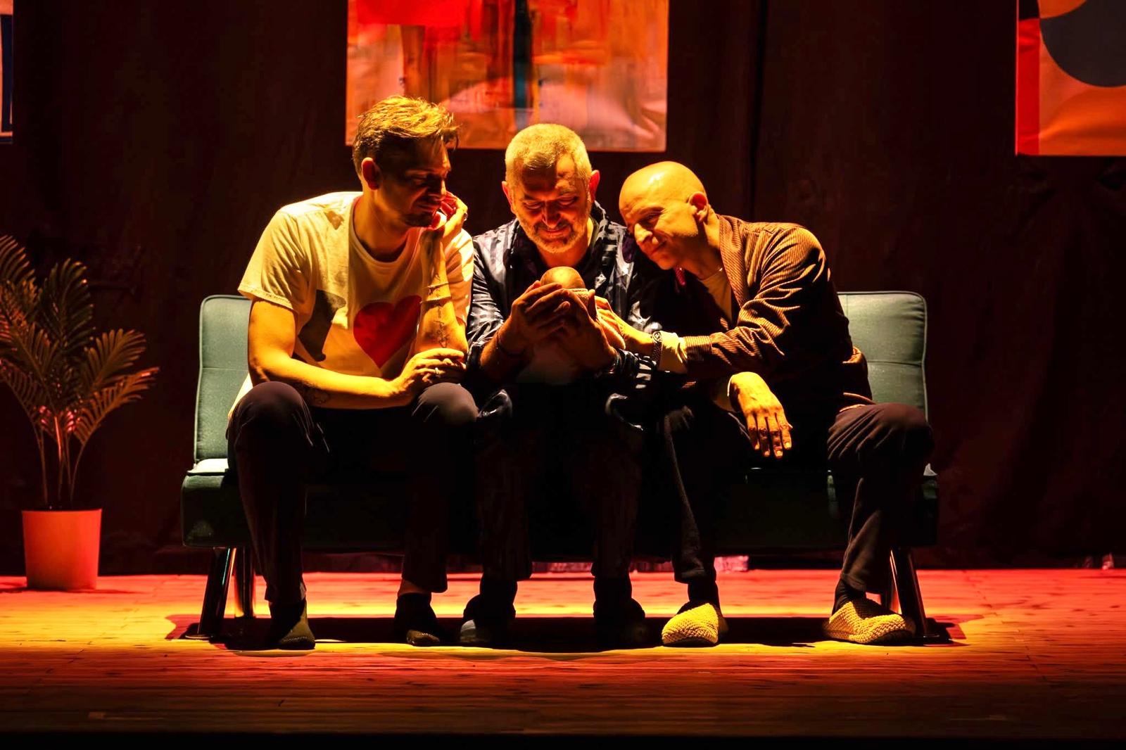 La compagnia Quanta Brava Gente presenta Tre papà e un bebè al Festival Maschera d'Oro 2026