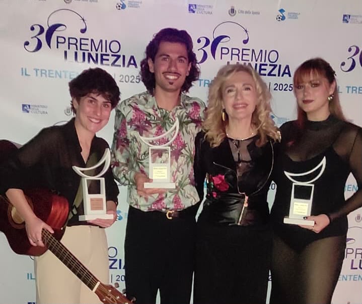 Foto di gruppo al Premio Lunezia 2025 con i premi della sezione Nuove Proposte