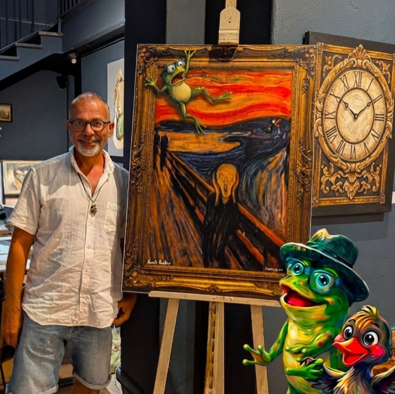 René VANFROG con gli occhiali blu e l’anatroccola Julie davanti a un’opera pittorica